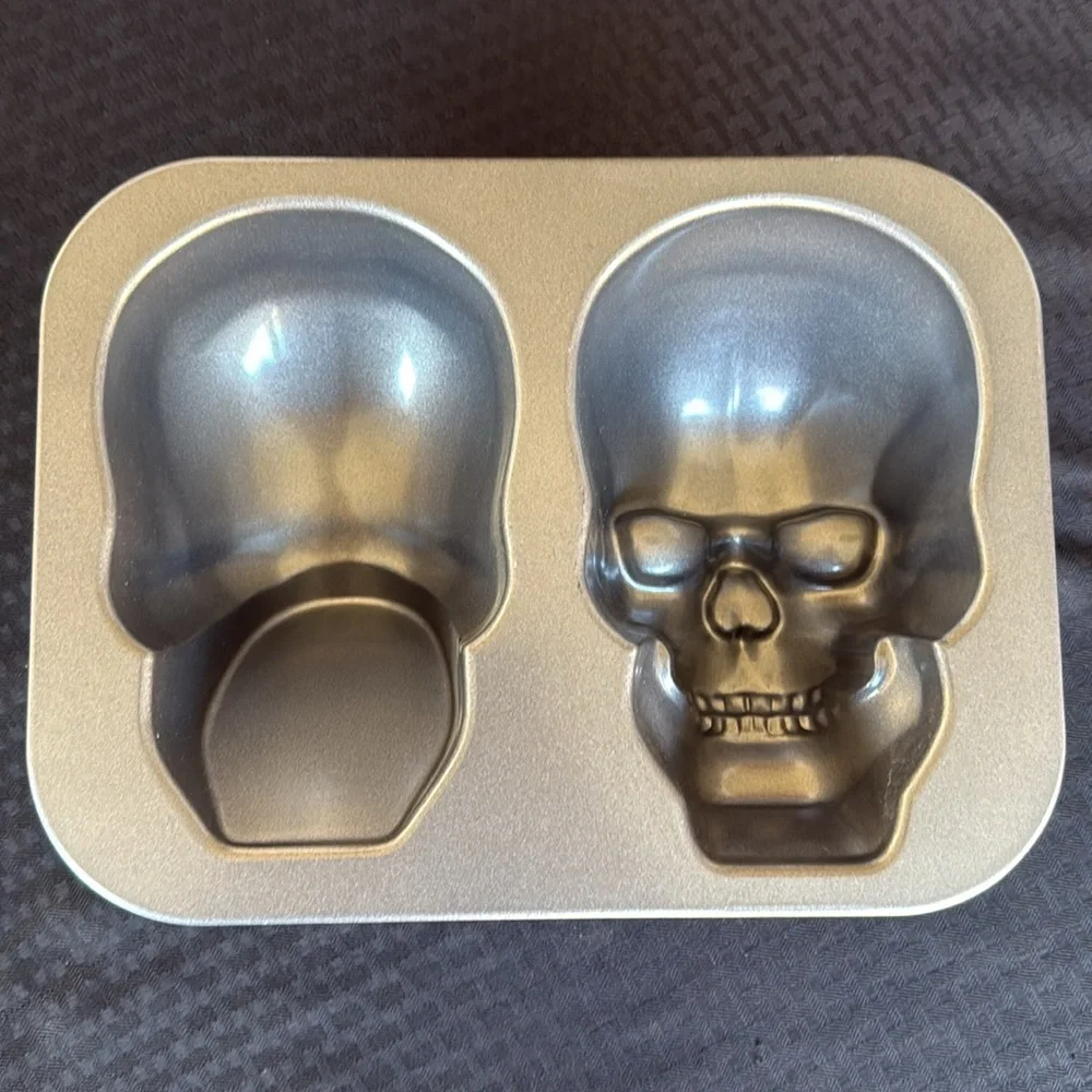Williams Sonoma skull cake pan. New!